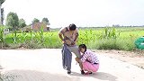 小伙被女骗子骗走500，小伙又把女骗子介绍给村里光棍，太逗了