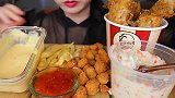 小姐姐吃炸鸡腿、炸鸡块、薯条、菜粥，配奶酪酱，吃的真过瘾