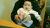这位爸爸抱着小宝宝，玩的真嗨呀，小宝宝这表情真的太逗了