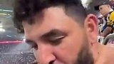 球迷现场换装！脱下国米球衣 穿上大巴黎战袍