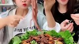 吃货和姐姐吃八爪鱼，像不像啊！