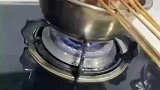 没有烧烤炉怎么烧烤，男子将羊肉串放在铁盆加热