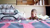 小宝宝趴着学爬，下一秒“发射”跳出去的画面太逗了！