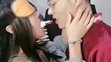 伴郎伴娘互动环节考验两人默契！