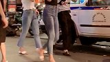 爱吃冰棒的小姐姐，大哥大姐们，来根冰棒吗？