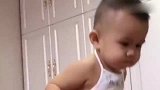 小宝宝趴着也能跳舞，这简直就是个灵魂舞者