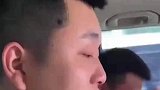 男子边哭边跟女朋友打电话，边上朋友听了忍不住偷笑