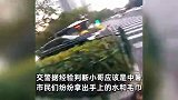 外卖小哥中暑晕倒，担心治疗费用不愿去医院，交警：没钱我给你垫