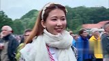 花样团酒足饭饱来到篝火旁，与当地人共同庆祝节日
