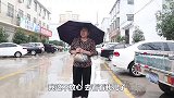 妈妈冒着大雨去看儿子，儿子却嫌她丢人，谁料董事长见面就下跪