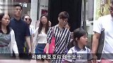 邱淑贞女儿沈月和朋友逛街 她遗传妈妈好基因