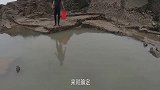 扛“老伙计”抽干大泥坑，泥里摸到一条猛货，两只手都抓不住！