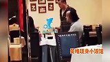 51岁窦唯小饭馆吃饭被偶遇，两鬓斑白邋遢沧桑，与王菲像两代人