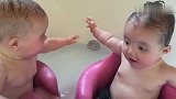 胖乎乎的双胞胎一起洗澡，相互彼此看了一眼就开始笑，也太可爱了