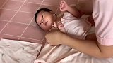 育婴师示范正确的给宝宝翻身教程,快来学学,翻身的宝宝太萌了！