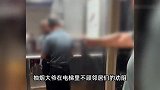大爷执意堵电梯抽烟,当邻居面点烟:就要抽!身体不舒服坐下一班