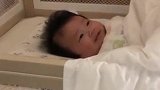小宝宝睡醒后自己乖乖躺着，笑嘻嘻的模样把心都萌化了！