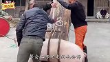 爆笑：我说兄弟喝多了，我感觉他这是在玩火