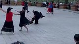 大爷大妈合跳舞蹈，舞蹈动作成为全场焦点