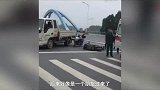 猎奇-20171011-出租车堵救护车，司机叫嚣-硬不让