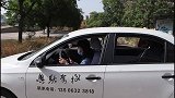 女司机练习科目二倒车入库，一点就会，网友：比我厉害多了