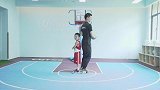 传递球-幼儿篮球华蒙星3~8岁亲子家庭篮球游戏集