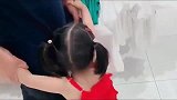 萌娃：女儿真是爸爸的小情人，走到哪里都不离开爸爸