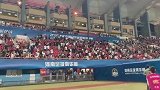 河南现场球迷，朝场内的成都球员投掷矿泉水瓶
