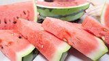夏天就是吃西瓜的季节呀，看小姐姐面前摆的这一堆西瓜可真馋人呐