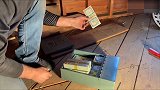 猎人在阁楼地板下找到客户祖父藏的钱箱，装着46000美元