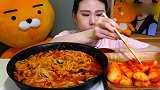 韩国弗朗西斯卡吃超大碗宽面条＋泡菜，满满食欲，想吃！