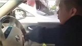 男子拿到驾照后第一天上路，还没习惯练车的样子！