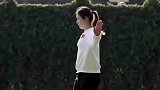 公园偶遇女子踢毽子