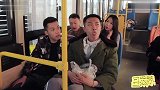 公交车上6人吃包子，唯有一人只看不吃，这是什么情况