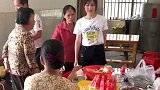 女孩第一次来男方家里，七大姑八大姨将她热情包围
