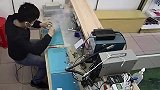师傅淡定处理冒烟手机，终于保住了两颗螺丝