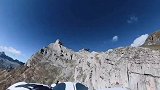 翼装飞行空中，老鹰试图抓人