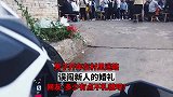 男子开车在村里迷路，误闯新人的婚礼，多少有点不礼貌吧
