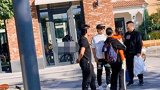 章子怡一家外出游玩被偶遇逛私人社区彰显身份