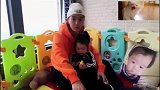 王栎鑫带女儿录视频，小宝宝坐在爸爸怀里撒娇，太可爱了