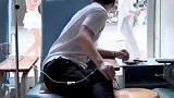 男子输液偷看窗外美女，不料被妻子发现，表情亮了