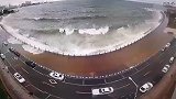 青岛几百米路面遭海浪袭击 多辆汽车在海水里“游泳”