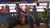 巴西22岁男子在美国职业骑牛大赛中被公牛踩踏胸部身亡