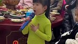 5岁女孩翻唱，引一桌大人共鸣！