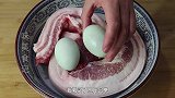 我家五花肉从不红烧，加2个咸鸭蛋，不加水不用油，上桌瞬间扫光