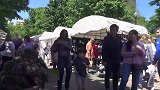 伪装成植物在街上恶搞路人，被吓到的路人非常尴尬