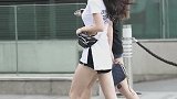 如果让你选，你选黑衣服还是白衣服的小姐姐我两个都要