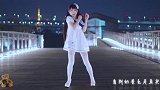 白色裙子是挺好看的，但好像并不适合黑夜吧，幸亏路上有灯