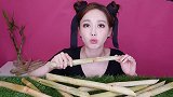 漂亮小姐姐吃甜甘蔗，画面也太美了吧