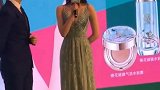 迪丽热巴一席薄荷绿长裙造型参加活动，人间性感尤物啊！